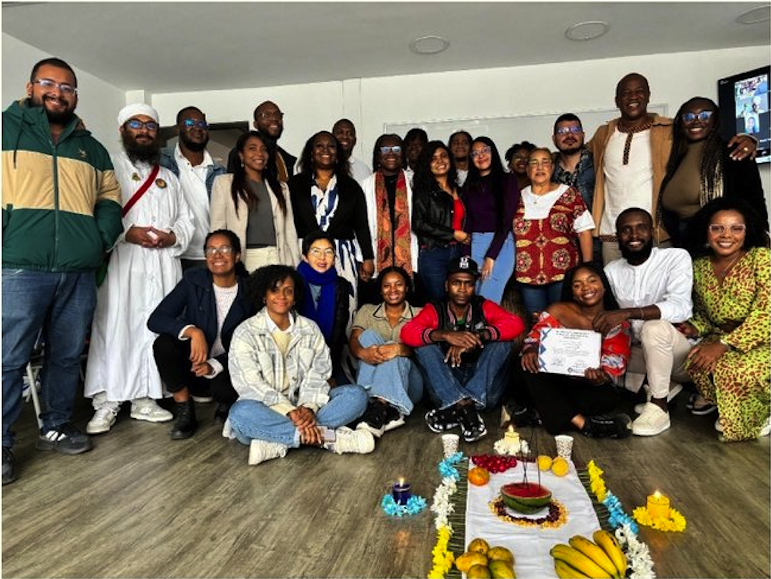 Grupo diverso celebrando el cierre de un proceso formativo comunitario afrodescendiente
